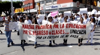 Lunes 15 de octubre del 2012. Tuxtla Gutiérrez, Chiapas. Maestros y estudiantes de las facultades de Tuxtla y Chiapa de Corzo, marchan esta mañana por la Avenida Central para exigir que sea reanuden las clases y se termine el paro estudiantil.