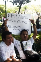 Lunes 15 de octubre del 2012. Tuxtla Gutiérrez, Chiapas. Maestros y estudiantes de las facultades de Tuxtla y Chiapa de Corzo, marchan esta mañana por la Avenida Central para exigir que sea reanuden las clases y se termine el paro estudiantil. Lunes 15 de octubre del 2012. Tuxtla Gutiérrez, Chiapas. Maestros y estudiantes de las facultades de Tuxtla y Chiapa de Corzo, marchan esta mañana por la Avenida Central para exigir que sea reanuden las clases y se termine el paro estudiantil.