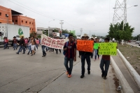 Lunes 29 de agosto del 2016. Tuxtla Gutiérrez. Estudiantes de la Unicach, Unach y Ipn marchan por el libramiento norte exigiendo el pago de becas, las cuales han sido retenidas por la administración estatal desde hace seis meses. Lunes 29 de agosto del 2016. Tuxtla Gutiérrez. Estudiantes de la Unicach, Unach y Ipn marchan por el libramiento norte exigiendo el pago de becas, las cuales han sido retenidas por la administración estatal desde hace seis meses.