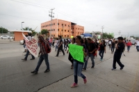 Lunes 29 de agosto del 2016. Tuxtla Gutiérrez. Estudiantes de la Unicach, Unach y Ipn marchan por el libramiento norte exigiendo el pago de becas, las cuales han sido retenidas por la administración estatal desde hace seis meses.