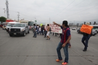 Lunes 29 de agosto del 2016. Tuxtla Gutiérrez. Estudiantes de la Unicach, Unach y Ipn marchan por el libramiento norte exigiendo el pago de becas, las cuales han sido retenidas por la administración estatal desde hace seis meses.