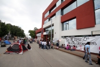 Jueves 4 de octubre del 2012. Tuxtla Gutiérrez, Chiapas. Entre desconfianza y retrasos se llevo a cabo esta mañana la conferencia de prensa de los estudiantes en huelga de la UNICACH. Jueves 4 de octubre del 2012. Tuxtla Gutiérrez, Chiapas. Entre desconfianza y retrasos se llevo a cabo esta mañana la conferencia de prensa de los estudiantes en huelga de la UNICACH.
