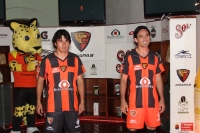Miércoles 20 de julio. Con un retraso de dos horas, la directiva de los Jaguares de Chiapas presentó esta noche el nuevo uniforme que los felinos utilizaran en el inicio de esta temporada.