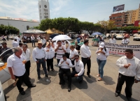 Martes 20 de marzo del 2018. Tuxtla Gutiérrez. Trabajadores del volante de la UNTA, enojados y desesperados anuncian la radicalización de las protestas en el edificio de la administración estatal. Martes 20 de marzo del 2018. Tuxtla Gutiérrez. Trabajadores del volante de la UNTA, enojados y desesperados anuncian la radicalización de las protestas en el edificio de la administración estatal.