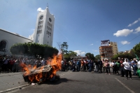 Lunes 9 de enero del 2017. Tuxtla Gutiérrez. Militantes de la UNTA protestan esta mañana en la avenida central en contra del Gasolinazo.