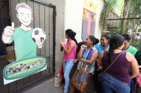 Lunes 16 de junio del 2014. Tuxtla Gutiérrez. Estudiantes de la UPN cierran las entradas del edificio de la administración estatal esta mañana como protesta.