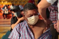 20210420. Tuxtla G. Inicia el proceso de vacunación Covid para maestros en Chiapas