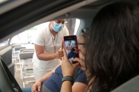 20210313. Tuxtla G. Auto-Vacuna Covid; se instala el puesto de vacunación para adultos mayores con poca movilidad en el estacionamiento de Caña Hueca.