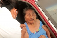 20210313. Tuxtla G. Auto-Vacuna Covid; se instala el puesto de vacunación para adultos mayores con poca movilidad en el estacionamiento de Caña Hueca.