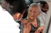 20210313. Tuxtla G. Auto-Vacuna Covid; se instala el puesto de vacunación para adultos mayores con poca movilidad en el estacionamiento de Caña Hueca.