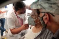 20210313. Tuxtla G. Auto-Vacuna Covid; se instala el puesto de vacunación para adultos mayores con poca movilidad en el estacionamiento de Caña Hueca.