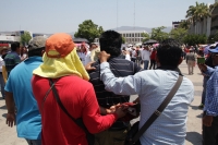 Domingo 1 de mayo del 2016. Tuxtla Gutiérrez. El infiltrado dentro de las movilizaciones gremiales de este domingo es entregado a los elementos policiacos dentro de las vallas de seguridad del edificio de la administración estatal