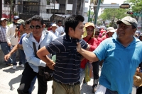 Domingo 1 de mayo del 2016. Tuxtla Gutiérrez. El infiltrado dentro de las movilizaciones gremiales de este domingo es entregado a los elementos policiacos dentro de las vallas de seguridad del edificio de la administración estatal
