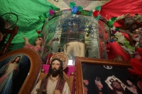 Domingo 30 de noviembre del 2014. San Cristóbal de las Casas. Vecinos del Barrio de Guadalupe afirman ver una imagen guadalupana en los residuos de un flamazo en un vaso de peltre por lo que el objeto ha sido venerado por vecinos y turistas