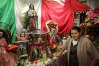 Domingo 30 de noviembre del 2014. San Cristóbal de las Casas. Vecinos del Barrio de Guadalupe afirman ver una imagen guadalupana en los residuos de un flamazo en un vaso de peltre por lo que el objeto ha sido venerado por vecinos y turistas