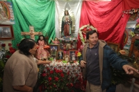 Domingo 30 de noviembre del 2014. San Cristóbal de las Casas. Vecinos del Barrio de Guadalupe afirman ver una imagen guadalupana en los residuos de un flamazo en un vaso de peltre por lo que el objeto ha sido venerado por vecinos y turistas