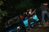 Lunes 11 de julio. Debido a las obras inconclusas en la carretera entre la colonia Vicente Guerrero y la delegación de Terán, un vehículo fue arrastrado por las aguas que atraviesa la carretera hacia el rio que se desbordo la noche de este domingo.