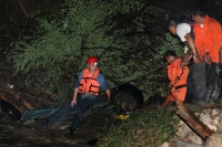 Lunes 11 de julio. Debido a las obras inconclusas en la carretera entre la colonia Vicente Guerrero y la delegación de Terán, un vehículo fue arrastrado por las aguas que atraviesa la carretera hacia el rio que se desbordo la noche de este domingo.