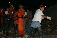 Lunes 11 de julio. Debido a las obras inconclusas en la carretera entre la colonia Vicente Guerrero y la delegación de Terán, un vehículo fue arrastrado por las aguas que atraviesa la carretera hacia el rio que se desbordo la noche de este domingo.