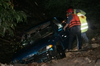 Lunes 11 de julio. Debido a las obras inconclusas en la carretera entre la colonia Vicente Guerrero y la delegación de Terán, un vehículo fue arrastrado por las aguas que atraviesa la carretera hacia el rio que se desbordo la noche de este domingo.