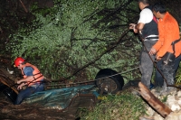Lunes 11 de julio. Debido a las obras inconclusas en la carretera entre la colonia Vicente Guerrero y la delegación de Terán, un vehículo fue arrastrado por las aguas que atraviesa la carretera hacia el rio que se desbordo la noche de este domingo.