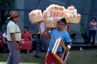Domingo 29 de septiembre del 2013. Tuxtla Gutiérrez. Elementos de la seguridad del nuevo partido Concertación Mexicana se encargan de sacar de los alrededores del Poliforum a los vendedores de chicharrines durante la primera asamblea estatal de esta organ
