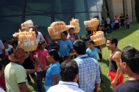 Domingo 29 de septiembre del 2013. Tuxtla Gutiérrez. Elementos de la seguridad del nuevo partido Concertación Mexicana se encargan de sacar de los alrededores del Poliforum a los vendedores de chicharrines durante la primera asamblea estatal de esta organ