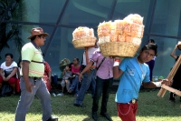 Domingo 29 de septiembre del 2013. Tuxtla Gutiérrez. Elementos de la seguridad del nuevo partido Concertación Mexicana se encargan de sacar de los alrededores del Poliforum a los vendedores de chicharrines durante la primera asamblea estatal de esta organ