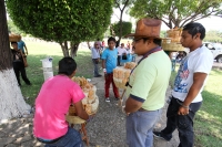 Domingo 29 de septiembre del 2013. Tuxtla Gutiérrez. Elementos de la seguridad del nuevo partido Concertación Mexicana se encargan de sacar de los alrededores del Poliforum a los vendedores de chicharrines durante la primera asamblea estatal de esta organ