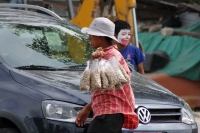 Lunes 11 de Noviembre del 2013. Tuxtla Gutiérrez. Niños se auto-empelan como vendedores ambulantes o como Recolectores de monedas en los cruceros de la ciudad.
