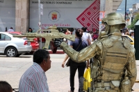 Miércoles 2 de agosto del 2017. Tuxtla Gutiérrez. Los vendedores ambulantes y artistas callejeros invaden las calles del primer cuadro de la ciudad. Miércoles 2 de agosto del 2017. Tuxtla Gutiérrez. Los vendedores ambulantes y artistas callejeros invaden las calles del primer cuadro de la ciudad.