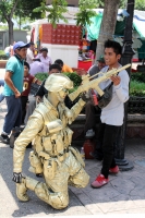Miércoles 2 de agosto del 2017. Tuxtla Gutiérrez. Los vendedores ambulantes y artistas callejeros invaden las calles del primer cuadro de la ciudad.