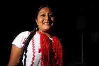 Jueves 13 de febrero del 2014. Tuxtla Gutiérrez. La vestimenta tradicional oaxaqueña es apreciada por los visitantes de la Plaza Central durante los eventos culturales que son presentados en la muestra denominando Guelaguetza en Chiapas 2014.