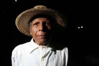 Jueves 13 de febrero del 2014. Tuxtla Gutiérrez. La vestimenta tradicional oaxaqueña es apreciada por los visitantes de la Plaza Central durante los eventos culturales que son presentados en la muestra denominando Guelaguetza en Chiapas 2014.