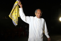 Jueves 13 de febrero del 2014. Tuxtla Gutiérrez. La vestimenta tradicional oaxaqueña es apreciada por los visitantes de la Plaza Central durante los eventos culturales que son presentados en la muestra denominando Guelaguetza en Chiapas 2014.