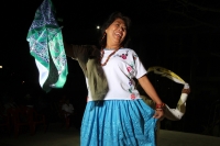 Jueves 13 de febrero del 2014. Tuxtla Gutiérrez. La vestimenta tradicional oaxaqueña es apreciada por los visitantes de la Plaza Central durante los eventos culturales que son presentados en la muestra denominando Guelaguetza en Chiapas 2014.