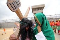 Viernes 18 de abril del 2014. Cintalapa de Figueroa. Los internos del Centro de Readaptación Social El Amate realizan la representación del viacrucis según la tradición católica dentro de los patios centrales de este penal ubicado en la depresión central 