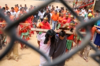 Viernes 18 de abril del 2014. Cintalapa de Figueroa. Los internos del Centro de Readaptación Social El Amate realizan la representación del viacrucis según la tradición católica dentro de los patios centrales de este penal ubicado en la depresión central  Viernes 18 de abril del 2014. Cintalapa de Figueroa. Los internos del Centro de Readaptación Social El Amate realizan la representación del viacrucis según la tradición católica dentro de los patios centrales de este penal ubicado en la depresión central