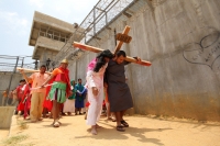 Viernes 18 de abril del 2014. Cintalapa de Figueroa. Los internos del Centro de Readaptación Social El Amate realizan la representación del viacrucis según la tradición católica dentro de los patios centrales de este penal ubicado en la depresión central 