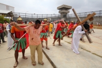 Viernes 18 de abril del 2014. Cintalapa de Figueroa. Los internos del Centro de Readaptación Social El Amate realizan la representación del viacrucis según la tradición católica dentro de los patios centrales de este penal ubicado en la depresión central 