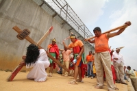 Viernes 18 de abril del 2014. Cintalapa de Figueroa. Los internos del Centro de Readaptación Social El Amate realizan la representación del viacrucis según la tradición católica dentro de los patios centrales de este penal ubicado en la depresión central Viernes 18 de abril del 2014. Cintalapa de Figueroa. Los internos del Centro de Readaptación Social El Amate realizan la representación del viacrucis según la tradición católica dentro de los patios centrales de este penal ubicado en la depresión central