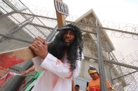 Viernes 18 de abril del 2014. Cintalapa de Figueroa. Los internos del Centro de Readaptación Social El Amate realizan la representación del viacrucis según la tradición católica dentro de los patios centrales de este penal ubicado en la depresión central 