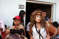 Jueves 22 de enero del 2015. Suchiapa. La Viejada de San Sebastián. Los danzantes tradicionales de esta comunidad de la depresión central del estado de Chiapa, bailan en las calles haciendo sátira de personajes públicos, vestidos como mujeres y mezclándos