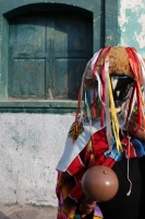 Enero del 2015. Suchiapa. La Viejada de San Sebastián. Los danzantes tradicionales de esta comunidad de la depresión central del estado de Chiapa, bailan en las calles haciendo sátira de personajes públicos, vestidos como mujeres