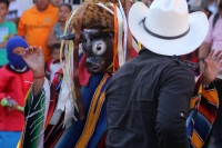 Viernes 20 de enero del 2017. Suchiapa. Los danzantes representando con vistosos trajes de personajes de la vida social se mezclan con quienes usan la vestimenta tradicional del Parachico y El Torito durante los festejos del recorrido en honor a San Sebas