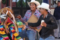Viernes 20 de enero del 2017. Suchiapa. Los danzantes representando con vistosos trajes de personajes de la vida social se mezclan con quienes usan la vestimenta tradicional del Parachico y El Torito durante los festejos del recorrido en honor a San Sebas