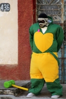 Viernes 20 de enero del 2017. Suchiapa. Los danzantes representando con vistosos trajes de personajes de la vida social se mezclan con quienes usan la vestimenta tradicional del Parachico y El Torito durante los festejos del recorrido en honor a San Sebas
