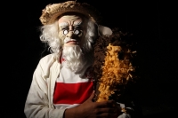 Lunes 30 de diciembre del 2013. San Fernando. Los Viejitos es la danza tradicional de origen istmeño que realizan los jóvenes de la comunidad ribereña del Grijalva El Carmelo donde con gritos y danzas los personajes recorren las casas de los pobladores an