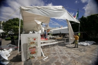 Daños materiales ocasionó el fuerte viento esta mañana en la ciudad de Tuxtla Gutiérrez, los cuales derrumbaron un espectacular y obligaron a retirar varias carpas de las instalaciones del Mercado Temporal del centro de la capital del estado de Chiapas.