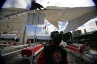 Daños materiales ocasionó el fuerte viento esta mañana en la ciudad de Tuxtla Gutiérrez, los cuales derrumbaron un espectacular y obligaron a retirar varias carpas de las instalaciones del Mercado Temporal del centro de la capital del estado de Chiapas.